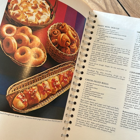 VTG 80s Betty Crocker's Cookbook Hardback Spiral Bound Color Photos 1982 Edition - Picture 9 of 11